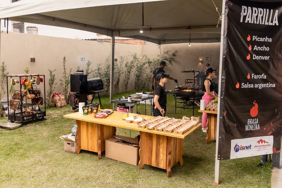 Estação de parrilla montada sob a tenda, no festival Brasa Mineira