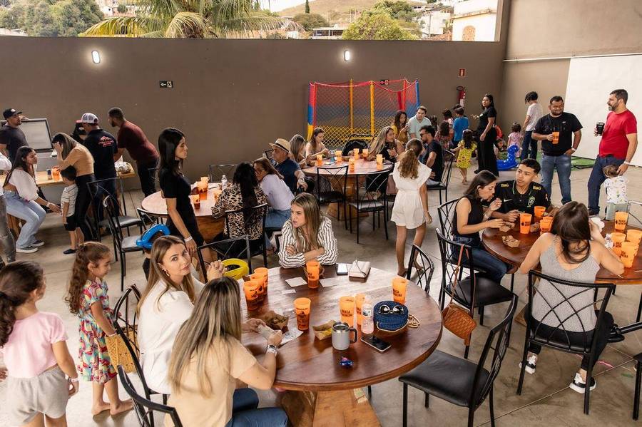 Salão cheio de famílias no festival Brasa Mineira